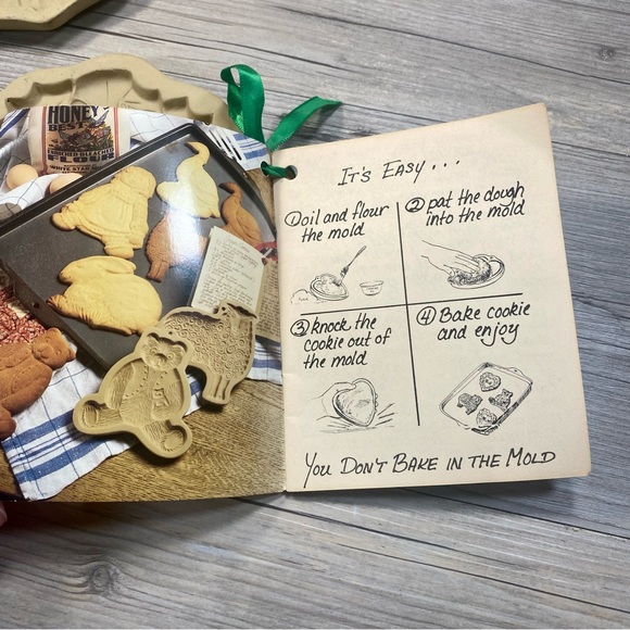 Vintage Brown Bag Cookie Art, (2) Christmas cookie molds with Instructions. - Picture 6 of 9
